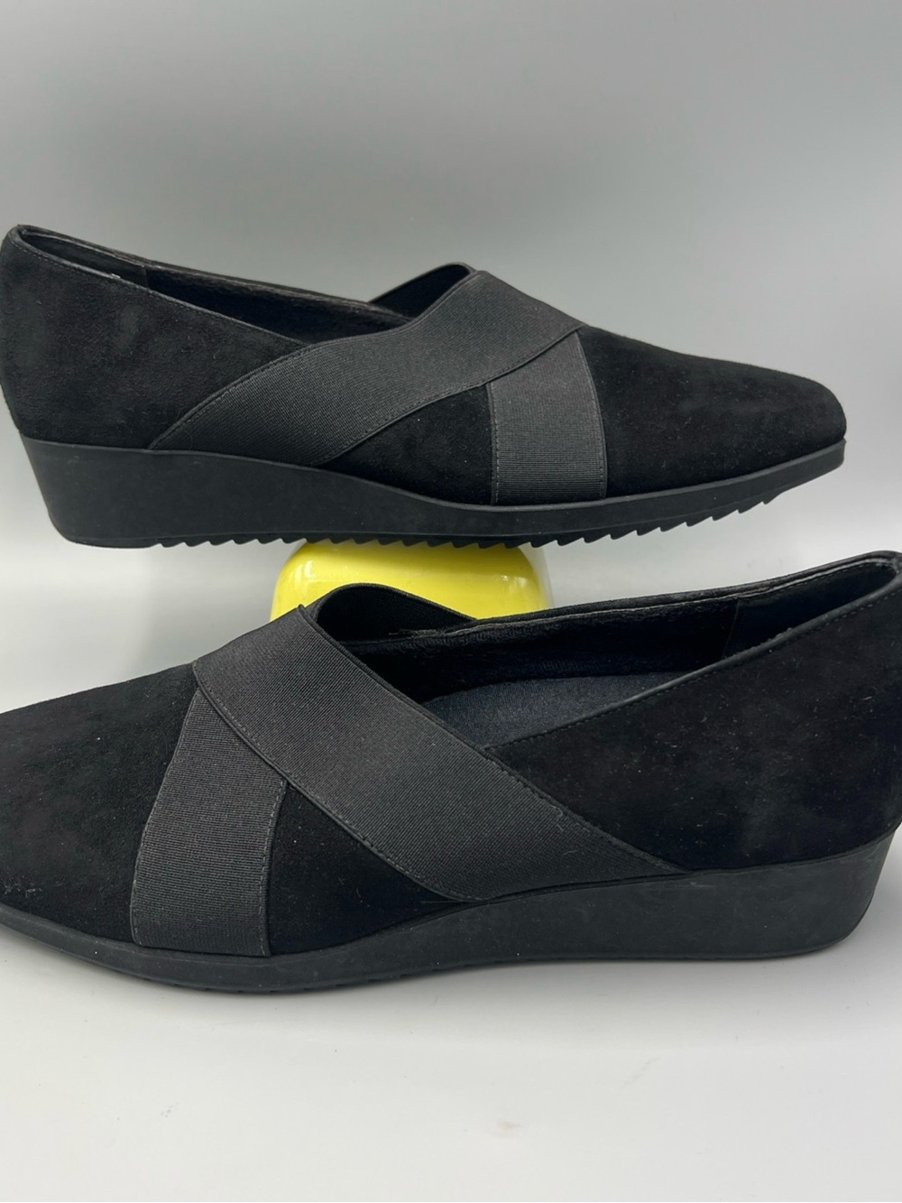 Munro American Walking Wedge, Shock Absorbing Heel. Women's Sz 8.5W